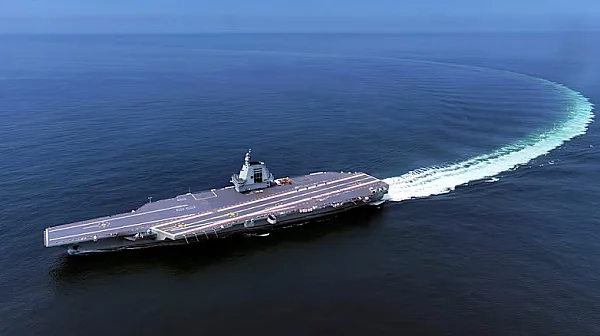 Китайски самолетоносач влезе в Тайванския проток, Тайпе постави флота под тревога