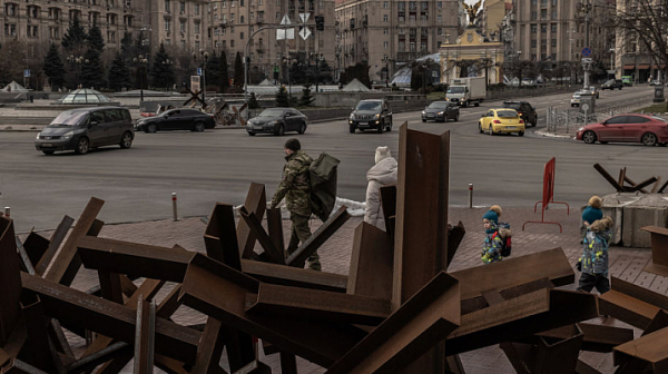 След година война, въпреки  противотанковите ”таралежи” и ракетите, животът в Киев е почти нормален