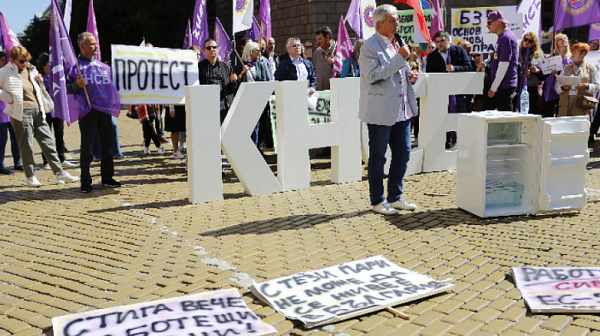 КНСБ протестира под прозорците на властта