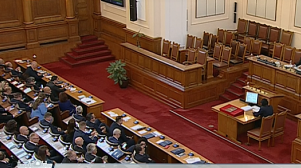 Парламентът приключи работа за 35 минути и си гласува почивка утре