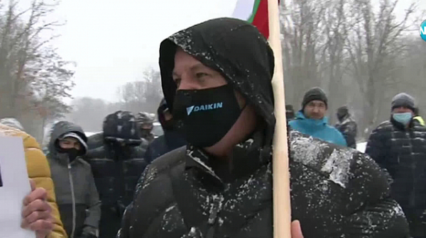 Протест на жители за оправяне на пътя Бургас - Приморско
