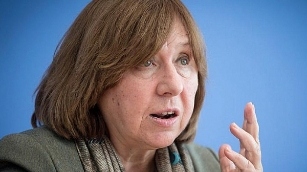 Носителката на Нобел Светлана Алексиевич: И Беларус е агресор, героизъм за беларусите е да не стрелят в Украйна