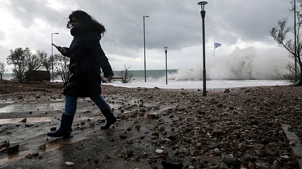Екстремно време удари Европа и Азия. Бури, наводнения и жертви
