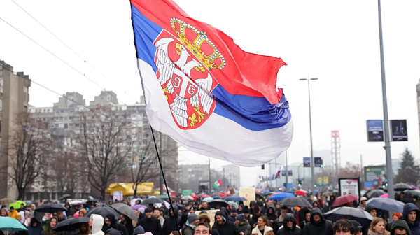 Сърбия продължава да се тресе от протести, студенти блокираха най-натовареното кръстовище в Белград /видео/