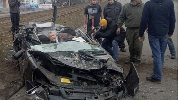Човек оцеля по чудо, след като руски танк мина през колата му /видео/
