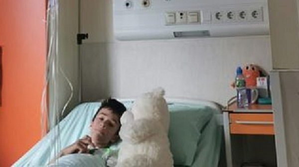 Сашко от болничната стая - радва се на балони и плюшен мечок