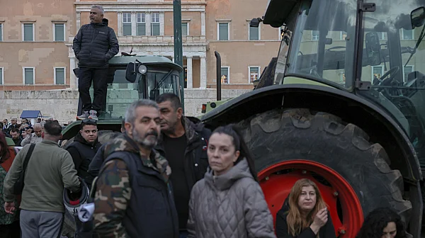 Гръцките фермери изкараха цялата нощ пред парламента в Атина