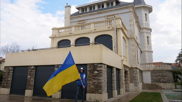 Къщата на дъщеря на Путин е превзета от активист с украинско знаме в ръце