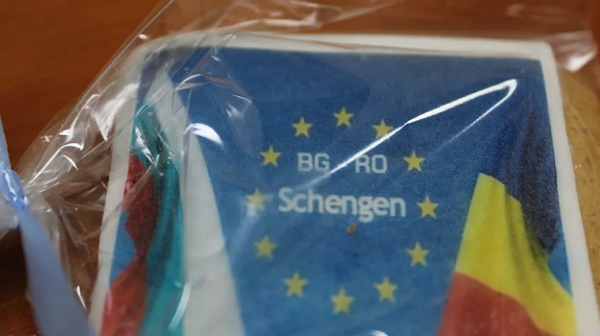 С бисквитки с надпис BG-RO Schengen посрещат преминаващите през ГКПП „Дунав мост“