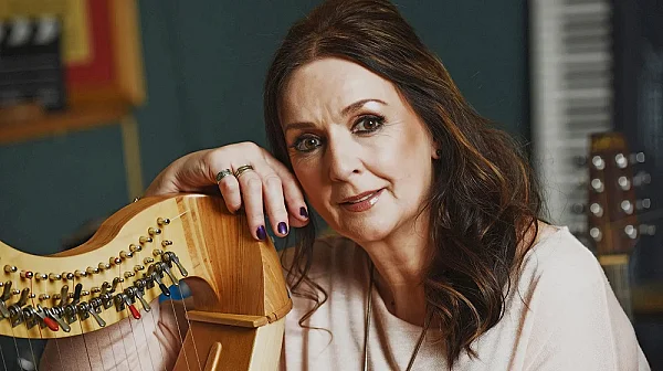 Затихна гласът на Ирландия – отиде си певицата Моя Бренан, сестра на Еня