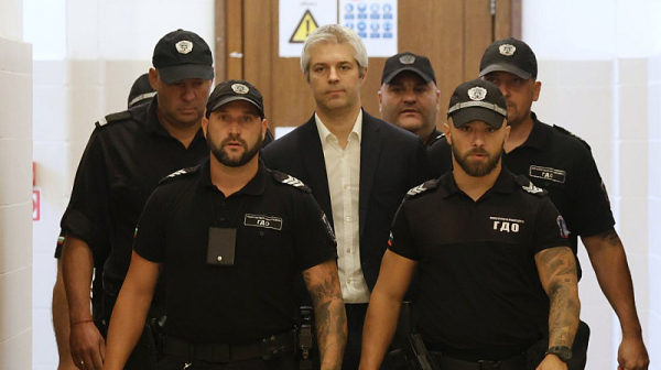 Кметът на Варна Благомир Коцев излиза от ареста срещу гаранция от 200 000 лв.