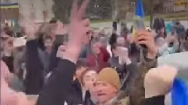Вижте как посрещнаха украинската армия в освободения Херсон /видео/
