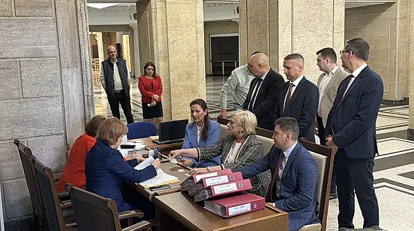 ДПС се регистрира за самостоятелно участие в изборите, внесе 12 222 подписа