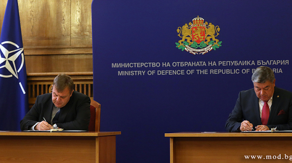 Каракачанов подписа договора без конкурс за бойни машини за 50 млн. лева