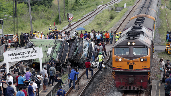 20 жертви след сблъсък на автобус с товарен влак в Тайланд