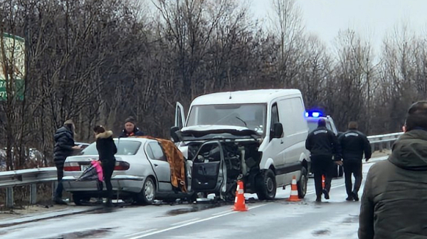 Сложна пътна обстановка: Мъж загина на място в Пловдивско, закъсали тирове из страната