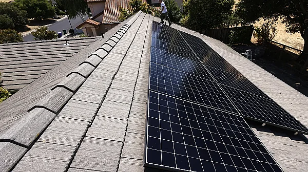 Европейците отговарят на енергийната криза със соларни панели по покривите