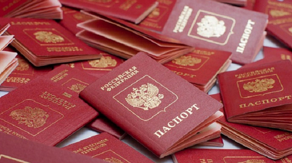 Русия започва конфискация на паспортите на държавните служители