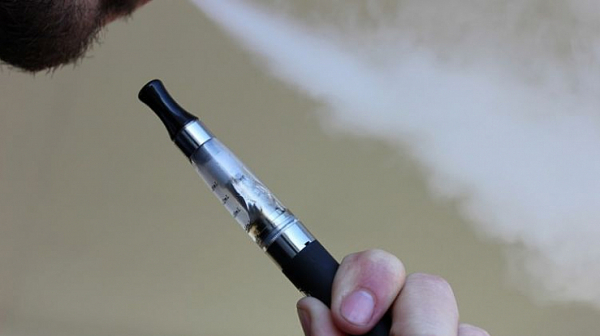 Австралия с пореден удар срещу пушачите, забрани продажбата на електронни цигари за развлечение