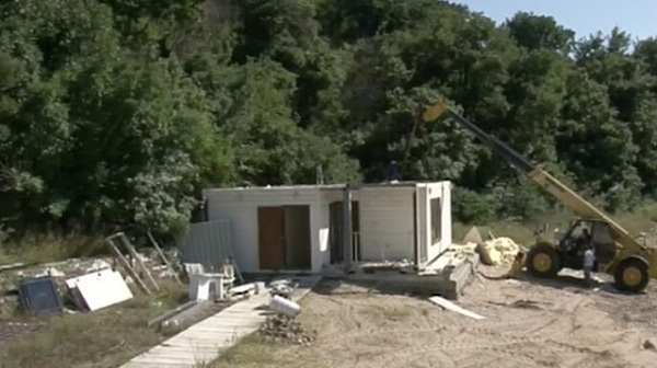 Архитектът на Доган сам премахва незаконна постройка от плажа в Росенец