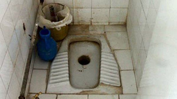 Мръсни, опасни, отблъскващи: Защо децата не ходят до тоалетна в училище