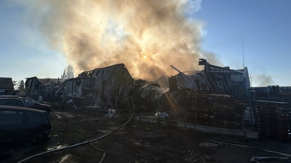 Пожарът в склада за ядки в Карнобат е локализиран