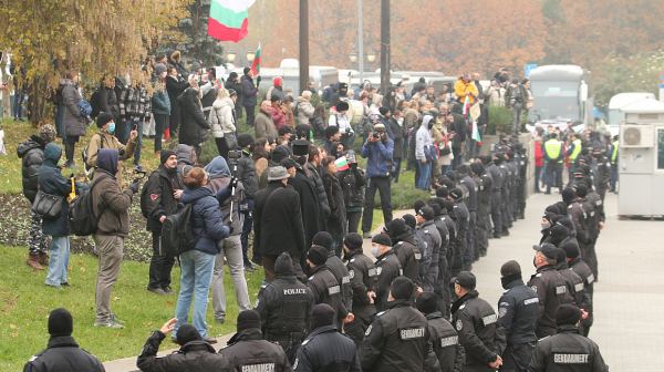 Полицаите излизат на протест, искат повече пари