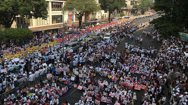 Бунтът срещу хунтата в Мианмар се превърна в национална стачка