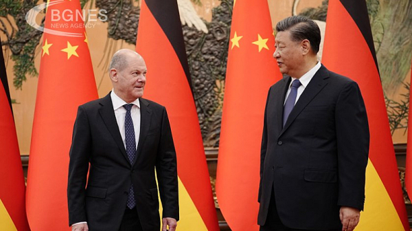 Защо канцлерът Шолц се прекланя пред китайския дракон?