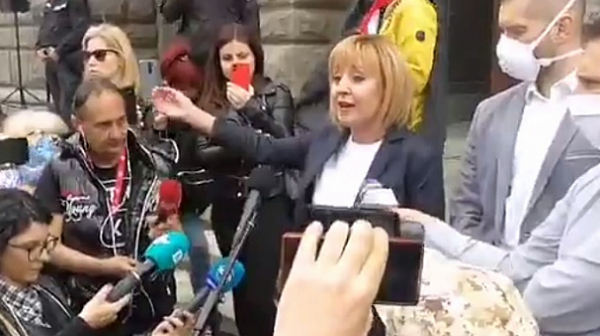 Протест пред МС: Мая Манолова призова гражданите да вземат властта /видео/