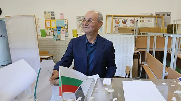 Доган гласува с хартиена бюлетина, говори за дефицит на държавност