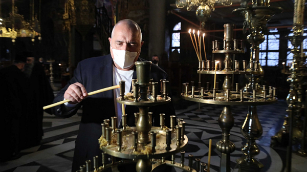 Борисов пали свещи за ваксинацията. Иска пътят до Рилския манастир да е 