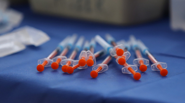 Адаптирани ваксини срещу подвариантите на Омикрон се очакват скоро