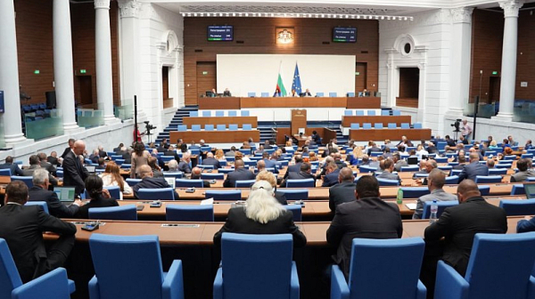 Парламентът заработи, блокадата падна
