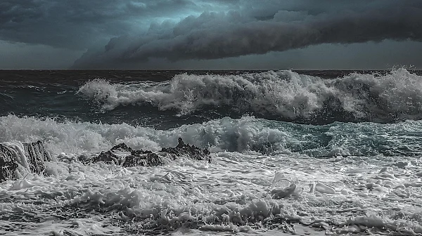 Извънредна операция край Маслен нос: Издирват трима моряци, изчезнали в 4-балово вълнение