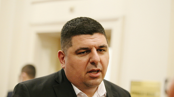 Ивайло Мирчев, ДБ: Работата на енергийния министър е да спи пред вратата на гръцкия министър