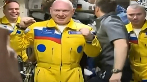 Руски космонавти се скачиха в Космоса в летателни костюми като украинското знаме