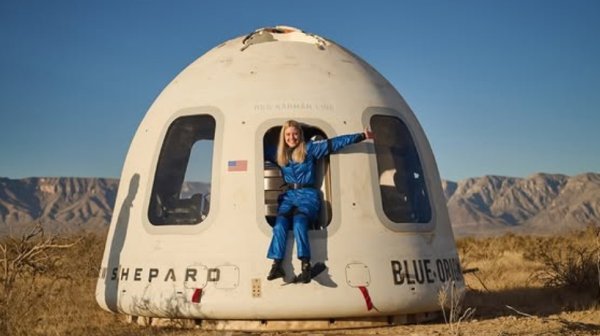 Жена остави инвалидната си количка и пътува в Космоса