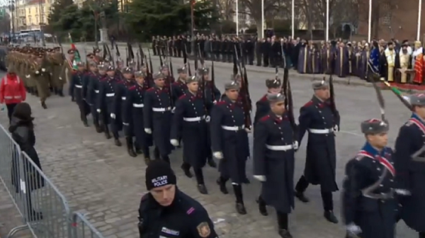 Традиционният богоявленският водосвет на бойните знамена събра Радев, Тагарев и премиера