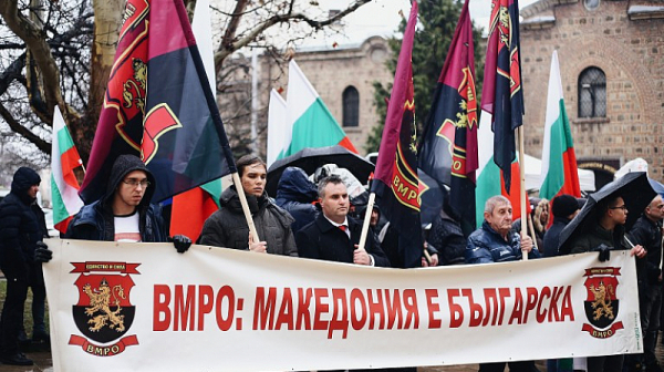 Каракачанов се закани да има ”дъжд от камъни”, ако има отстъпки към Скопие