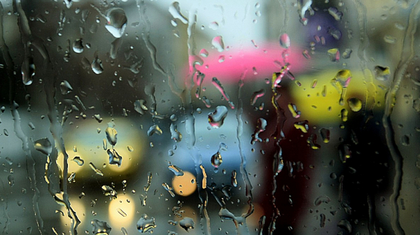 Идва ветровито време и значителни валежи. Кои са рисковете за шофьорите?