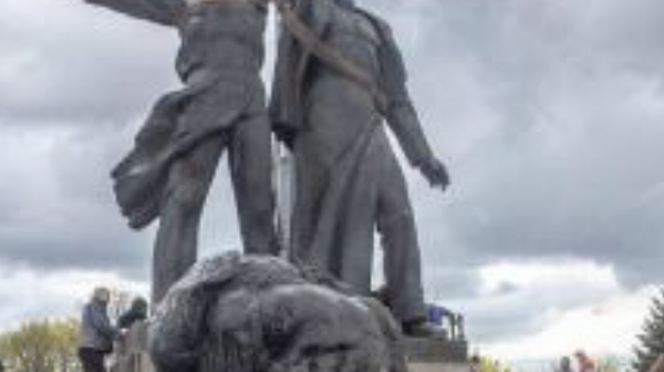 Отрязаха глава в Киев, символ на ”дружбата” на Украйна с Русия /видео/