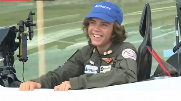 17-годишният Мак Ръдърфорд стана най-младият пилот, обиколил света
