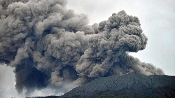 11 тела са открити след изригването на вулкан в Индонезия, 12 алпинисти все още са в неизвестност /видео/