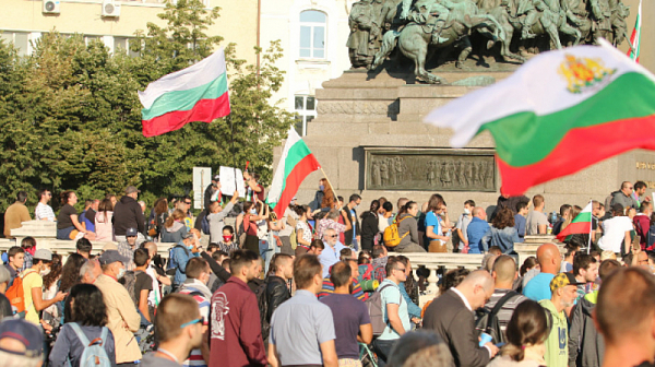 На живо: Правителство под прицел - спонтанно шествие блокира центъра на София (снимки и видео)