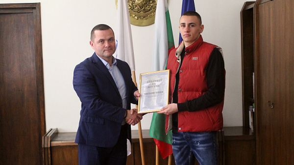 Викторио Илиев бе отличен от кмета Пенчо Милков за „Спортист на месеца“