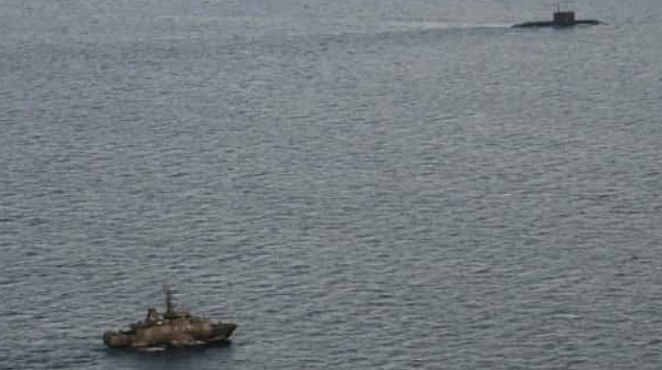 Шведски катери ескортира руска подводница в Балтийско море
