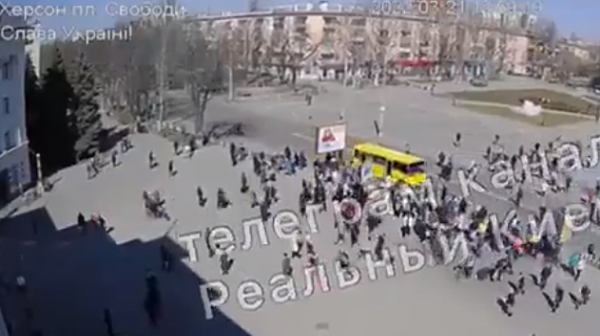 Обстрел по протестиращи срещу руската инвазия в Херсон /видео/