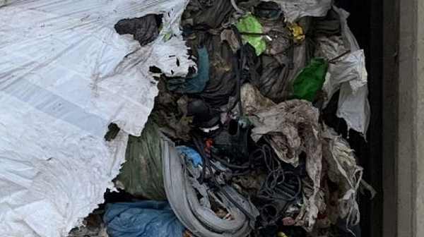 Италианският боклук стои във Варна от 3 месеца
