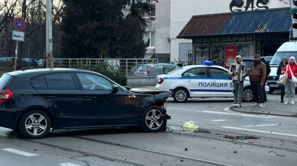 Тройна катастрофа блокира „Черни връх“: Ауди прелетя покрай спирка на трамвая